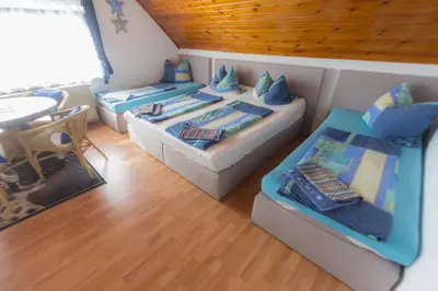 Ein Bett oder Betten in einem Zimmer der Unterkunft Pension Zum Taucher