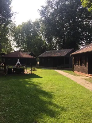 Ein Garten an der Unterkunft Bungalowdorf Lübben