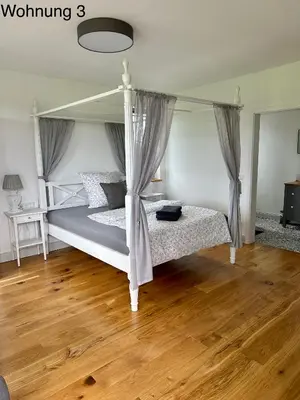 Ein Bett oder Betten in einem Zimmer der Unterkunft Ferienwohnungen Tenner