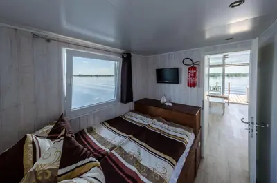 Ein Bett oder Betten in einem Zimmer der Unterkunft feststehendes Hausboot