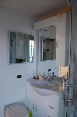 Ein Badezimmer in der Unterkunft feststehendes Hausboot