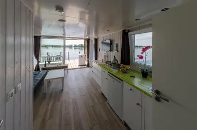 Küche/Küchenzeile in der Unterkunft feststehendes Hausboot
