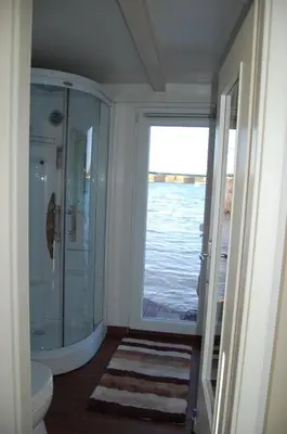 Ein Badezimmer in der Unterkunft feststehendes Hausboot