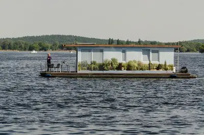 Naturlandschaft in der Nähe des Bootes