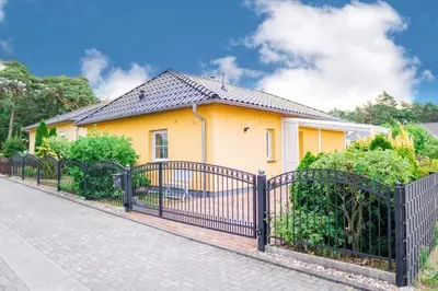 Das Gebäude in dem sich das Ferienhaus befindet