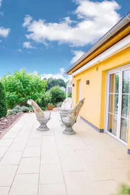 Ein Garten an der Unterkunft Häuschen am Waldrand