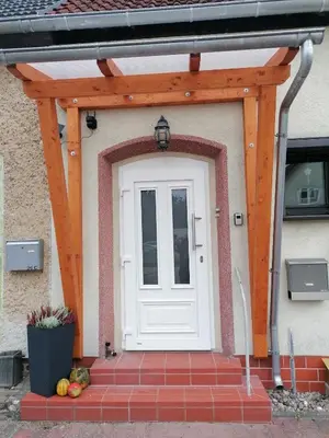 Eine Fassade oder ein Eingang zu Ferienwohnung altes Steinlager