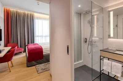 Ein Badezimmer in der Unterkunft IntercityHotel Berlin Airport BER Terminal 1 & 2