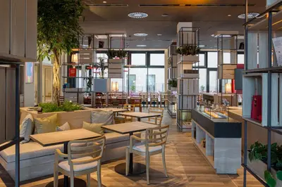 Ein Sitzbereich in der Unterkunft IntercityHotel Berlin Airport BER Terminal 1 & 2