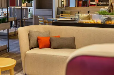 Ein Sitzbereich in der Unterkunft IntercityHotel Berlin Airport BER Terminal 1 & 2