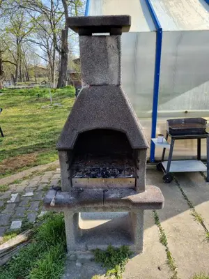 Ein für Gäste verfügbarer Grill in der Ferienwohnung