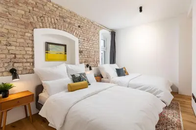 Ein Bett oder Betten in einem Zimmer der Unterkunft Industrial Loft Duplex -100sqm- near Antonplatz
