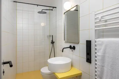 Ein Badezimmer in der Unterkunft Industrial Loft Duplex -100sqm- near Antonplatz