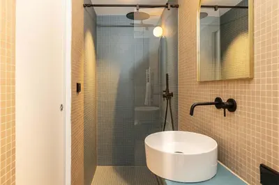 Ein Badezimmer in der Unterkunft Industrial Loft Duplex -100sqm- near Antonplatz
