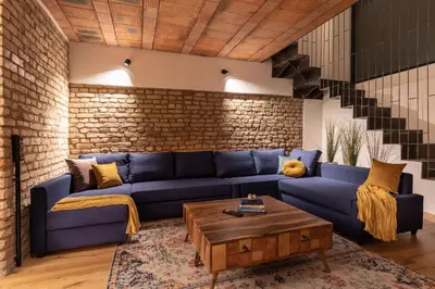 Ein Sitzbereich in der Unterkunft Industrial Loft Duplex -100sqm- near Antonplatz