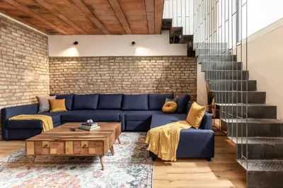 Ein Sitzbereich in der Unterkunft Industrial Loft Duplex -100sqm- near Antonplatz