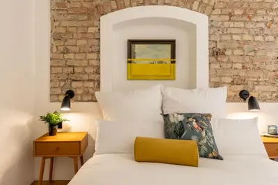Ein Bett oder Betten in einem Zimmer der Unterkunft Industrial Loft Duplex -100sqm- near Antonplatz