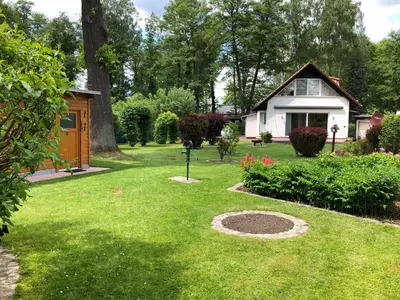 Ein Garten an der Unterkunft Ferienhaus direkt an der Spree mit Whirlpool und Sauna