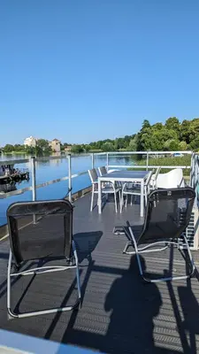 Blick auf einen Fluss in der Nähe des Bootes