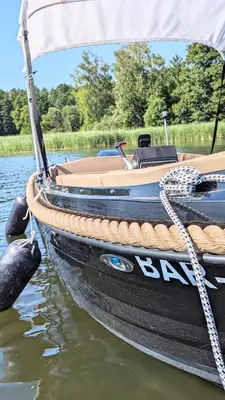 Blick auf einen Fluss in der Nähe des Bootes
