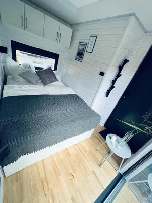Ein Bett oder Betten in einem Zimmer der Unterkunft Waterview - Schwimmendes Ferienhaus auf dem Wasser mit Blick zur Havel, inkl Motorboot zur Nutzung