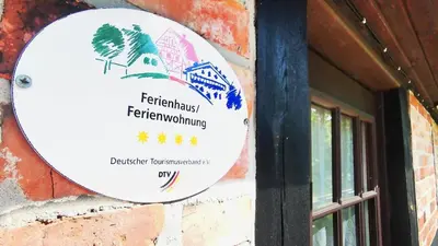 Ein Zertifikat, Auszeichnung, Logo oder anderes Dokument, das in der Unterkunft Spreewälder Schwalbenhof - Ferienhaus 