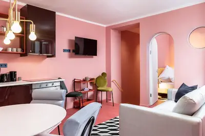 Ein Sitzbereich in der Unterkunft Memphis Design Loft Duplex -40sqm- near Antonplatz