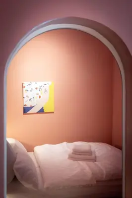 Ein Bett oder Betten in einem Zimmer der Unterkunft Memphis Design Loft Duplex -40sqm- near Antonplatz