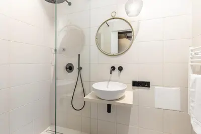 Ein Badezimmer in der Unterkunft Brick & Beam Loft Duplex -30sqm- near Antonplatz