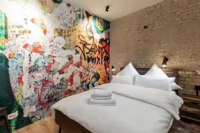 Ein Bett oder Betten in einem Zimmer der Unterkunft Urban Loft Duplex -60sqm- near Antonplatz