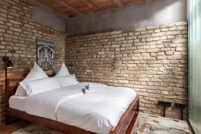 Ein Bett oder Betten in einem Zimmer der Unterkunft Urban Loft Duplex -60sqm- near Antonplatz