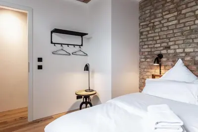 Ein Bett oder Betten in einem Zimmer der Unterkunft Urban Loft Duplex -60sqm- near Antonplatz