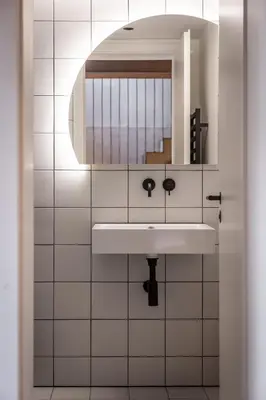 Ein Badezimmer in der Unterkunft Concrete Loft Duplex -40sqm- near Antonplatz