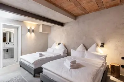 Ein Bett oder Betten in einem Zimmer der Unterkunft Concrete Loft Duplex -40sqm- near Antonplatz