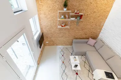 Ein Sitzbereich in der Unterkunft Scandinavian Loft Duplex -50sqm- near Antonplatz