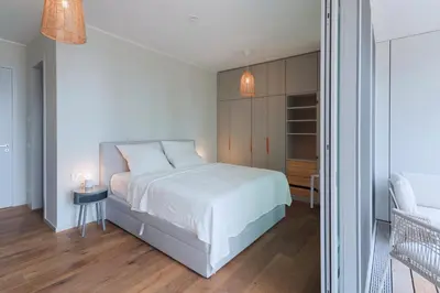 Ein Bett oder Betten in einem Zimmer der Unterkunft Marina Maisonette Seeblick mit Pool und Sauna