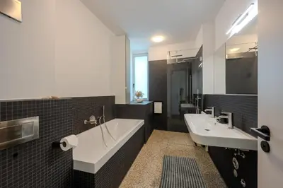 Ein Badezimmer in der Unterkunft Marina Maisonette Seeblick mit Pool und Sauna