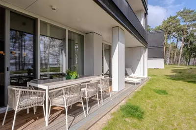Ein Garten an der Unterkunft Marina Maisonette Seeblick mit Pool und Sauna