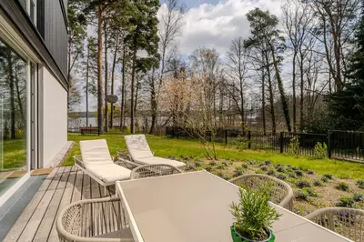 Ein Garten an der Unterkunft Marina Maisonette Seeblick mit Pool und Sauna