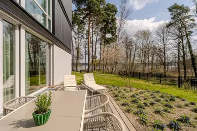 Ein Garten an der Unterkunft Marina Maisonette Seeblick mit Pool und Sauna