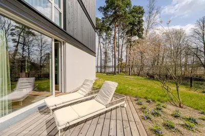 Ein Garten an der Unterkunft Marina Maisonette Seeblick mit Pool und Sauna