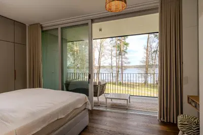 Ein Bett oder Betten in einem Zimmer der Unterkunft Marina Maisonette Seeblick mit Pool und Sauna