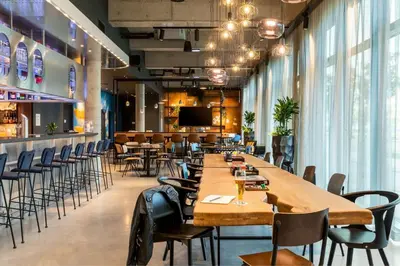 Ein Restaurant oder anderes Speiselokal in der Unterkunft Moxy Berlin Airport