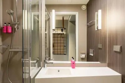 Ein Badezimmer in der Unterkunft Moxy Berlin Airport