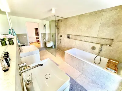 Ein Badezimmer in der Unterkunft 100m2 Fewo im Haus am See mit Garten bei Potsdam