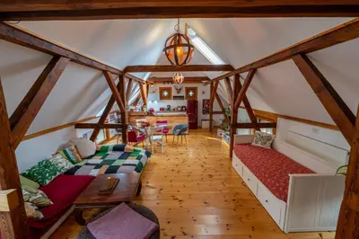 Ein Sitzbereich in der Unterkunft Historisches Retro Loft 70m2 mit Garten & Seenähe