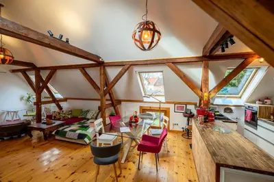 Küche/Küchenzeile in der Unterkunft Historisches Retro Loft 70m2 mit Garten & Seenähe