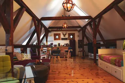 Ein Sitzbereich in der Unterkunft Historisches Retro Loft 70m2 mit Garten & Seenähe