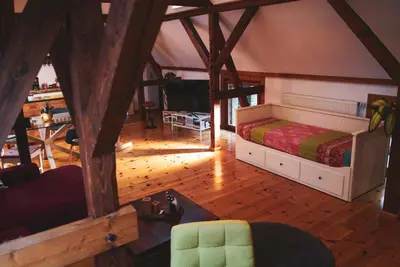 Ein Sitzbereich in der Unterkunft Historisches Retro Loft 70m2 mit Garten & Seenähe