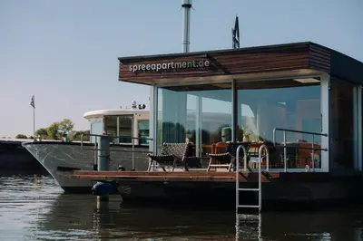 Blick auf einen Fluss in der Nähe des Bootes